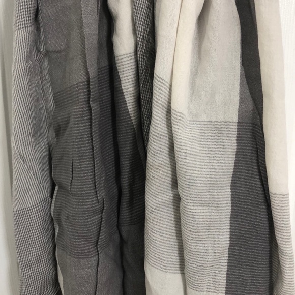 Zara gray plaid scarf - Picture 2 of 2